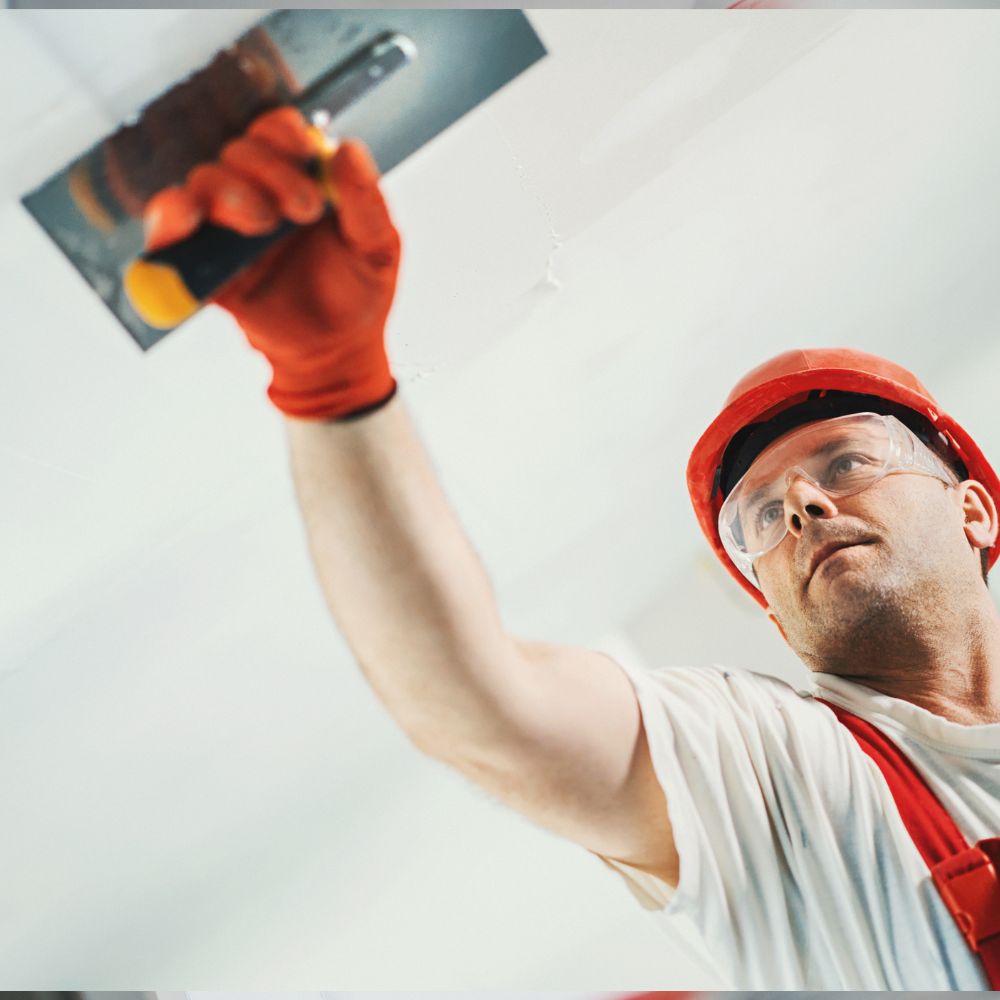 Spachteln einer Wand beim Innenausbau in Trier