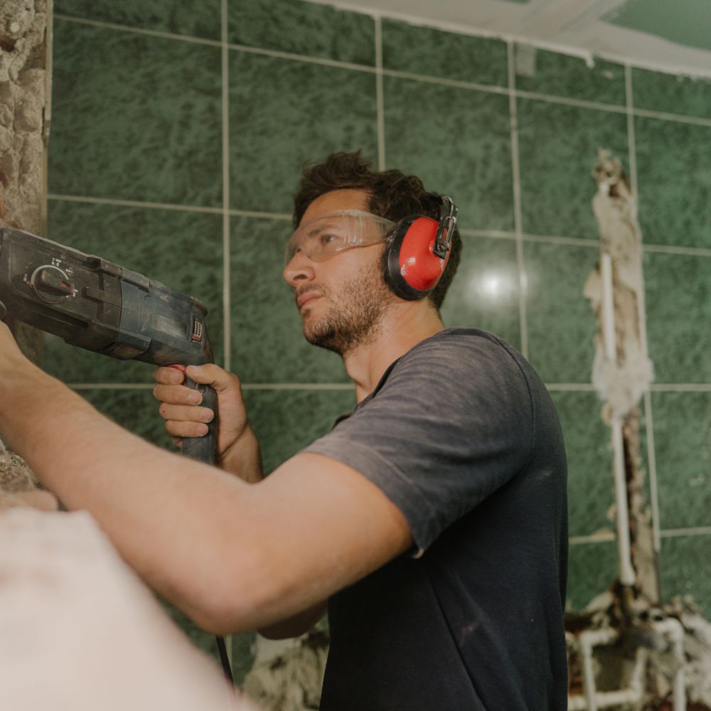 Ein Bauprofi bei der Sanierung eines Badezimmers in trier